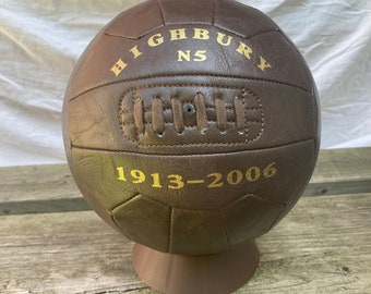 アンティークレザー調のディスプレイ用サッカーボールとHIGHBURY N5