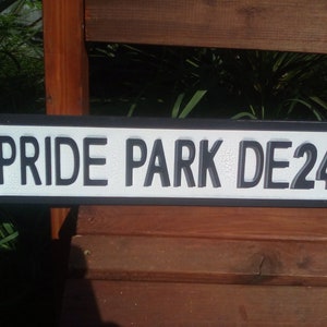 PRIDE PARK DE24 houten voetbalstraatnaambord in retrostijl. Een geweldig cadeau voor een fan van Derby County!  Afmeting: 49 x 11 cm.
