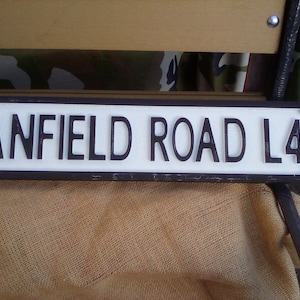 ANFIELD ROAD L4 レトロスタイルの木製サッカー ストリート サイン。リバプール ファンへのプレゼントに最適です。サイズ 46 x 11 CM。男の隠れ家の壁装飾。