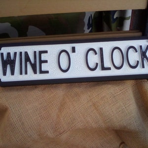 WINE O&#39;CLOCK Retro-Stil Straßenschild aus Holz mit Reißlackierung. Ein tolles Geschenk. Muttertag. Wanddekoration. Größe 42 x 11 cm.