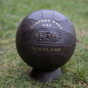 Antieke displayvoetbal in leerstijl met HAMPDEN PARK G42. Een fantastisch cadeau voor fans van Schotland.