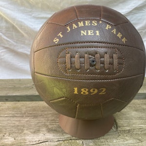 Pallone da calcio in pelle anticata con la scritta ST JAMES' PARK NE1. Un regalo fantastico per i tifosi del Newcastle United.