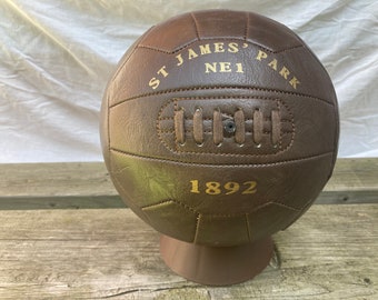 Antique leather style display football with ST JAMES' PARK NE1. Makes a fantastic gift for Newcastle United fans.
