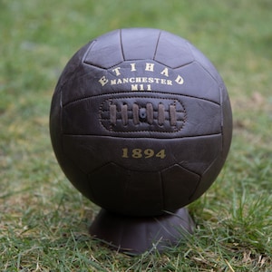Antiker Leder Style Display Fußball mit ETIHAD MANCHESTER M11. Ein tolles Geschenk für City Fans.