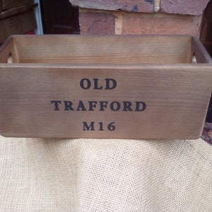 Preciosa caja de madera rústica para guardar cosas con el OLD TRAFFORD M16. ¡Es una excelente caja de regalo de Navidad o cumpleaños para los fanáticos del fútbol del Manchester United!