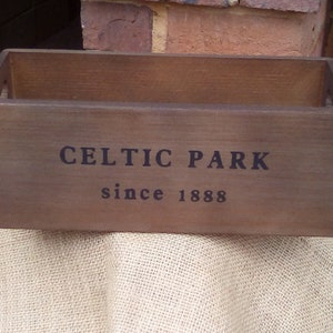 CELTIC PARK の素敵な素朴な木製収納ボックス。セルティック フットボール ファンへのクリスマスや誕生日のギフト ボックスに最適です。