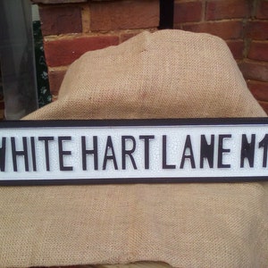 素晴らしい WHITE HART LANE N17 ビンテージ スタイルの木製フットボール ストリート サイン。スパーズ ファンへのプレゼントに最適です。サイズ 63 x 11 cm。壁装飾サイン。