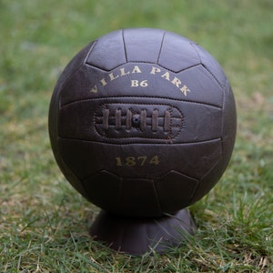 Antiker Lederstil Auslage Fußball mit VILLA PARK B6. Ein tolles Geschenk für Aston Villa Fans.