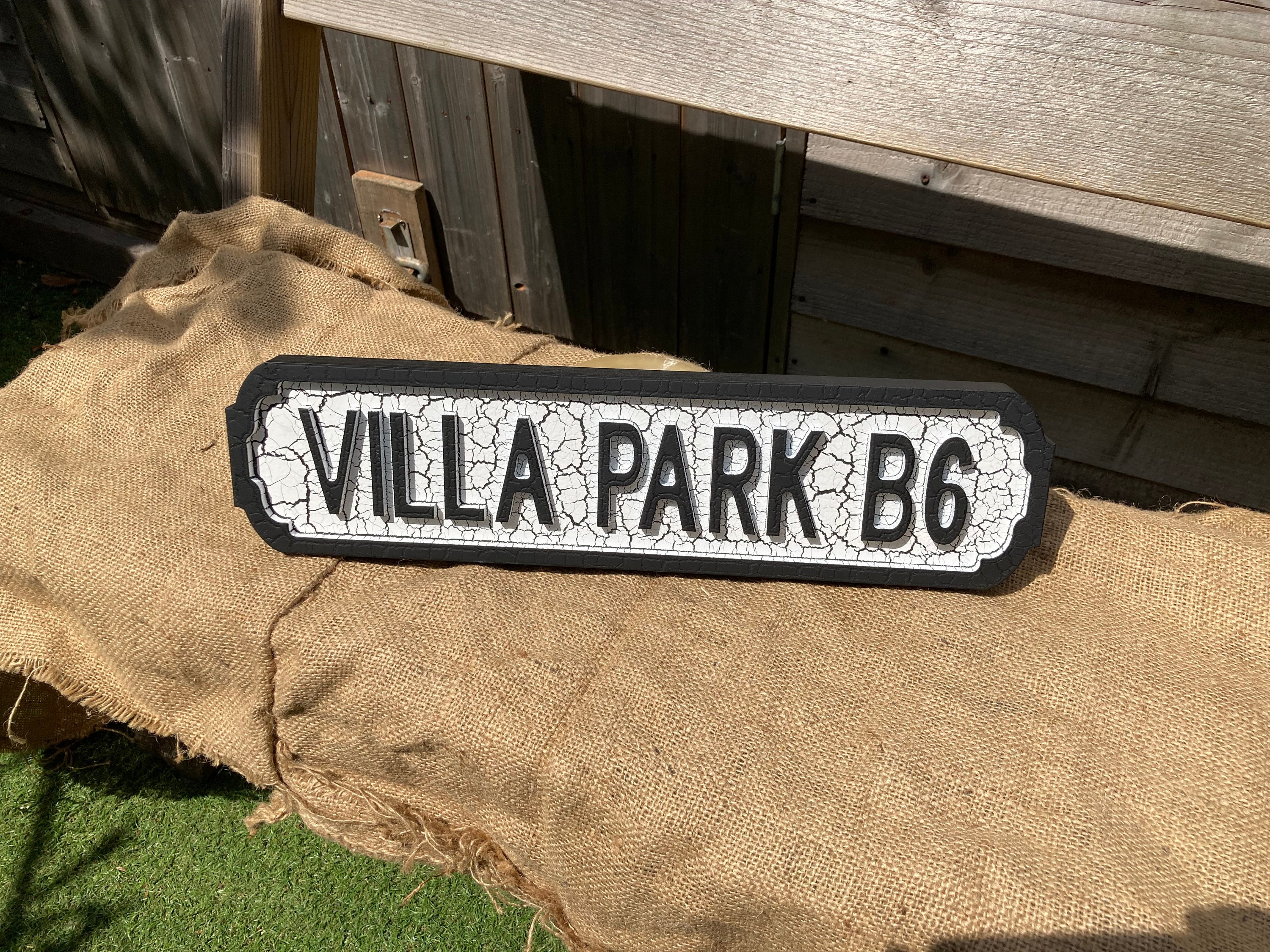 VILLA PARK B6 retro style wooden football street sign. Makes a great gift for an Aston Villa fan! Size 46 X 11 CM.
