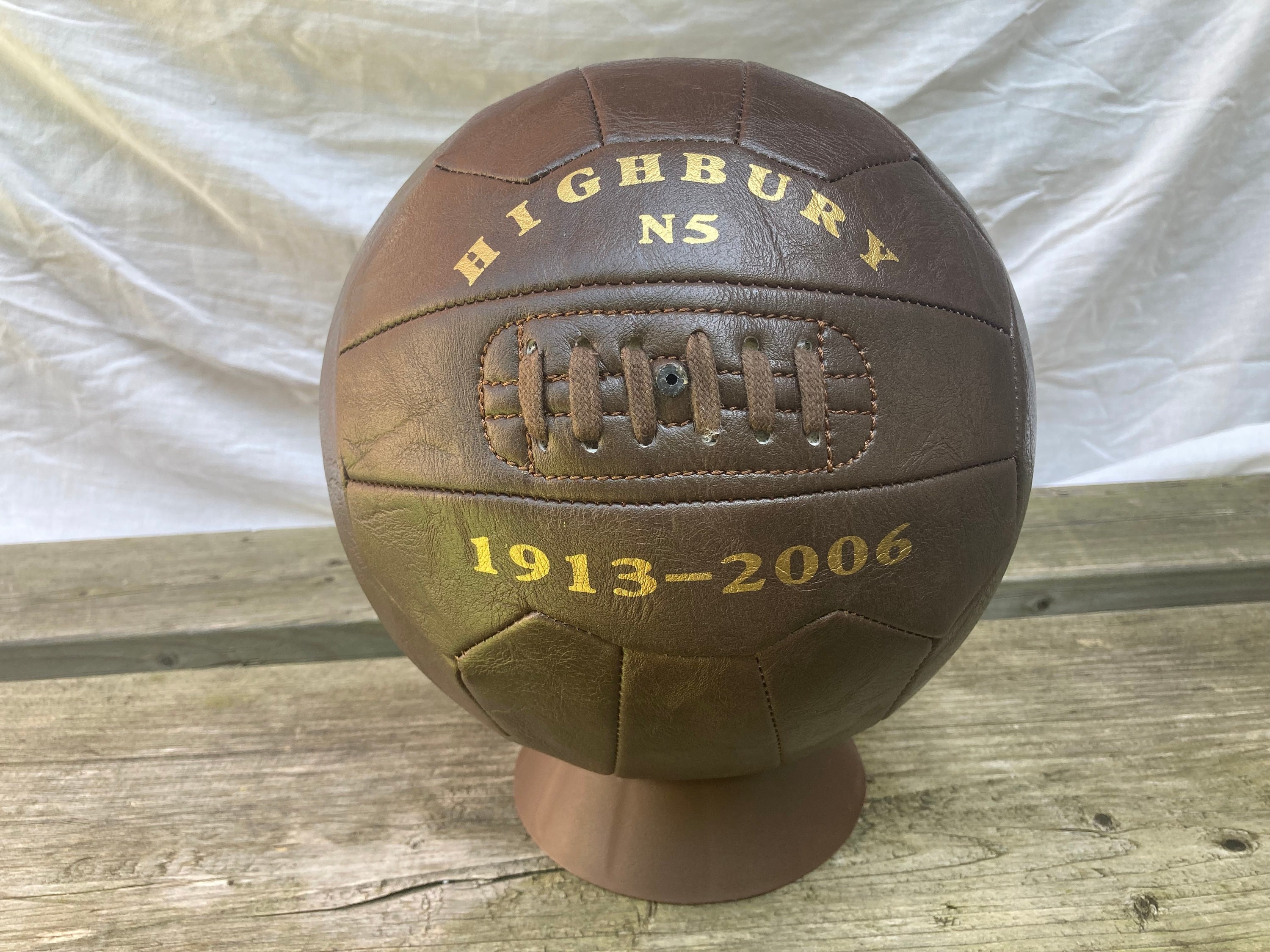 アンティークレザー調のディスプレイ用サッカーボールとHIGHBURY N5