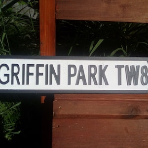 GRIFFIN PARK TW8 レトロ スタイルの木製フットボール サイン。ブレントフォード ファンへのプレゼントに最適です。サイズ 51 x 11 CM。男の隠れ家。壁の装飾。