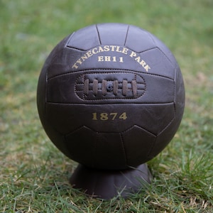 Futebol antigo em estilo couro com TYNECASTLE PARK EH11. É um presente fantástico para os fãs de Hearts.