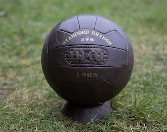 Schnürsenkel-Fußball mit STAMFORD BRIDGE SW6 im Antik-Leder-Stil. Ein tolles Geschenk für Fans.