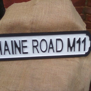 素晴らしい「MAINE ROAD M11」レトロ スタイルのサッカー サイン。マンチェスター シティ ファンへのクリスマス/誕生日プレゼントに最適です。サイズ 47 x 11 CM。