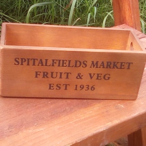 SPITALFIELDS MARKET Obst & Veg. Rustikale Aufbewahrungsbox aus Holz. Tolle Geschenkartikel. Erhältlich in den Ausführungen Light Oak oder Medium Oak.