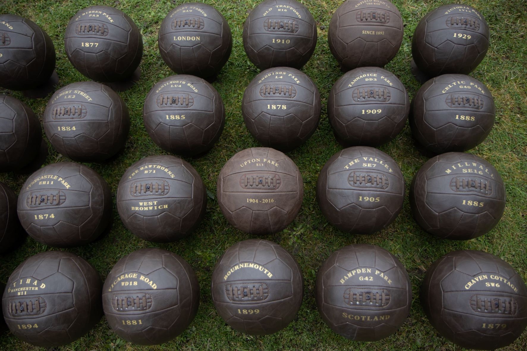 アンティークレザー調のディスプレイ用サッカーボールとHIGHBURY N5