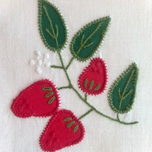 9Pc Strawberry Embroidered Madeira Linen Set, 1 x round Tablecloth and 8x Napkins image 5