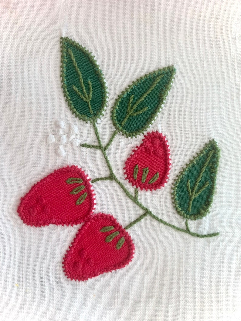 9Pc Strawberry Embroidered Madeira Linen Set, 1 x round Tablecloth and 8x Napkins image 5