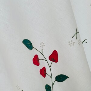 9Pc Strawberry Embroidered Madeira Linen Set, 1 x round Tablecloth and 8x Napkins image 4