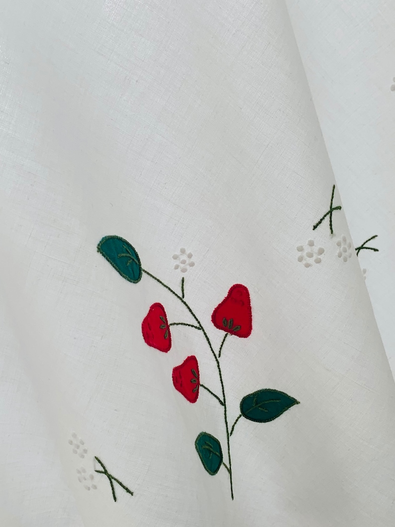 9Pc Strawberry Embroidered Madeira Linen Set, 1 x round Tablecloth and 8x Napkins image 4