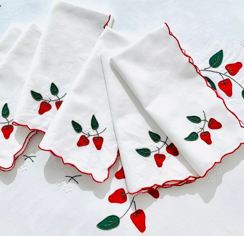 9Pc Strawberry Embroidered Madeira Linen Set, 1 x round Tablecloth and 8x Napkins image 6