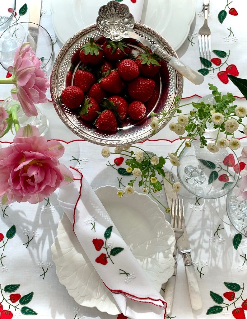 9Pc Strawberry Embroidered Madeira Linen Set, 1 x round Tablecloth and 8x Napkins image 3