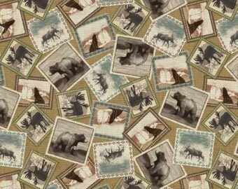 Könnte beinhalten: Ein brauner Stoff mit einem sich wiederholenden Muster aus Briefmarken mit verschiedenen Tieren, darunter Bären, Elche und Hirsche. Die Briefmarken sind von einem dekorativen Rand umgeben und haben eine Vintage-Ästhetik.