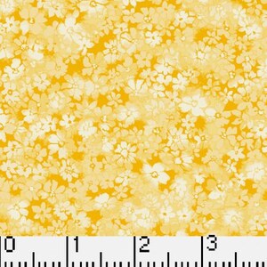 Könnte beinhalten: Gelber Stoff mit weißem Blumenmuster. Der Stoff wird mit einem Lineal zur Skalierung gezeigt.