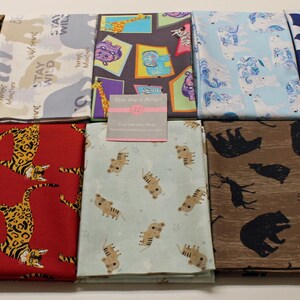 Puede incluir: Diez cuadrados de tela con varios estampados de animales y temas de la naturaleza. Los estampados incluyen jirafas, elefantes, flamencos, leopardos, osos y más. Las telas son de varios colores, incluyendo azul, verde, rojo, marrón y blanco.