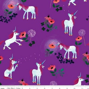 Könnte beinhalten: Lila Stoff mit einem sich wiederholenden Muster aus weißen Einhörnern mit rosa Mähnen und Schwänzen. Die Einhörner sind mit orangefarbenen und rosa Blumen, grünen Blättern und schwarzen floralen Akzenten durchsetzt. Der Stoff hat ein skurriles, märchenhaftes Thema.