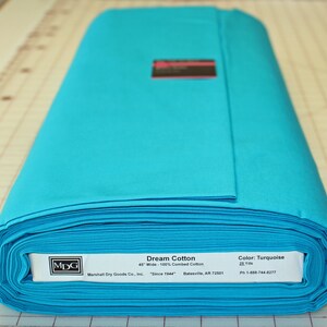 Puede incluir: Un rollo de tela Dream Cotton azul turquesa, de 45 pulgadas de ancho y 100 % algod&oacute;n peinado. La tela est&aacute; hecha por Marshall Dry Goods Co., Inc. y tiene 25 yardas de largo.
