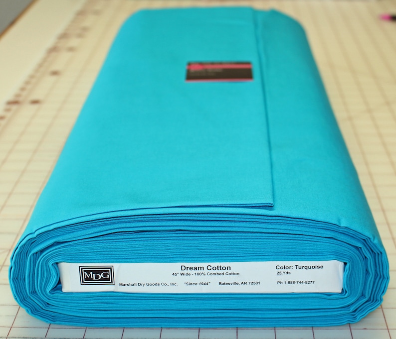 Puede incluir: Un rollo de tela Dream Cotton azul turquesa, de 45 pulgadas de ancho y 100 % algod&oacute;n peinado. La tela est&aacute; hecha por Marshall Dry Goods Co., Inc. y tiene 25 yardas de largo.