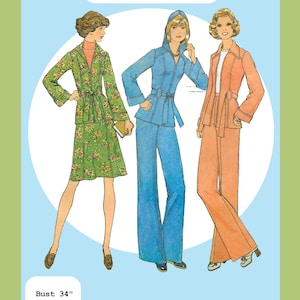 Pode incluir: Uma ilustração de molde em PDF de jaqueta com saia e calças de 1975 com três conjuntos. Um conjunto floral verde, um conjunto azul com capuz e cinto, e um conjunto laranja. Texto: 1975 Jacket w/ Skirt & Pants, Bust 34", Waist 26.5", Hip 36", Steak & Legs.