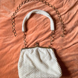 Bolso de mano vintage de mediados de siglo Caviar Beadette Lumured blanco, bolso de hombro, bolso bandolera, asa de cadena dorada desmontable.