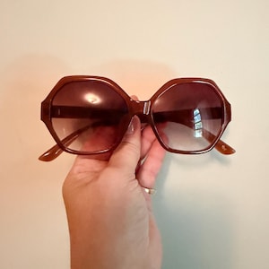 Vintage Y2K Nine West angular round sunglasses with brown acetate frames and ombre lenses