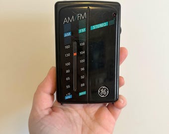 Vintage 90s GE clip on portable am/fm radio