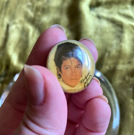 Vintage original Michael Jackson gold toned pinback b… Gem