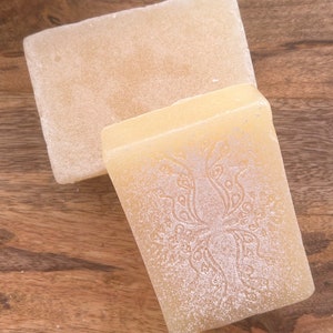 Jabón natural vegano de pomelo y zinc para rostro, cuerpo y cabello