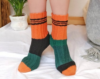 Gestreifte Wollsocken handgestrickt