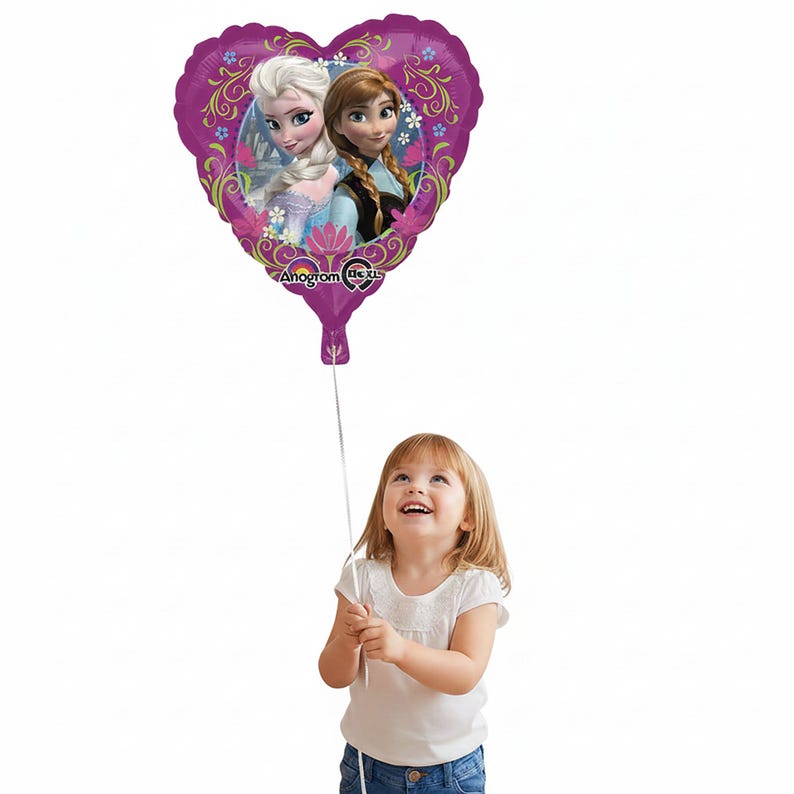 Puede incluir: Un globo morado en forma de coraz&oacute;n con Elsa y Anna de Frozen, con detalles florales. El globo es sostenido por un ni&ntilde;o peque&ntilde;o. El globo tiene el texto "Anagram".