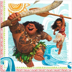 K&ouml;nnte beinhalten: Eine quadratische Papierserviette mit einer farbenfrohen Illustration der Figuren Maui und Moana. Maui ist mit umfangreichen Stammest&auml;towierungen, einem Bl&auml;tterrock und einem gro&szlig;en Haken dargestellt, w&auml;hrend Moana ein rotes Oberteil tr&auml;gt.