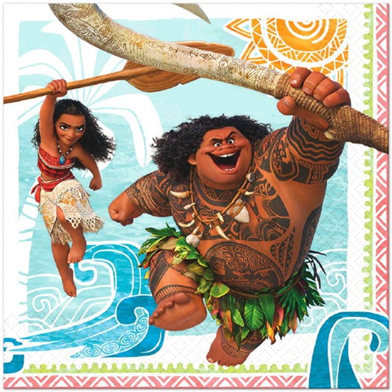 K&ouml;nnte beinhalten: Eine quadratische Papierserviette mit einer farbenfrohen Illustration von Moana und Maui. Moana tr&auml;gt ein rotes Oberteil und einen gemusterten Rock, w&auml;hrend Maui oberk&ouml;rperfrei mit schwarzen Tattoos, einem Bl&auml;tterrock und einer Kette einen Haken h&auml;lt.