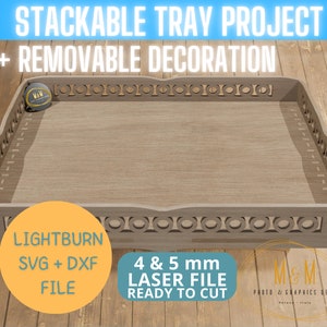 Può includere: Un progetto di vassoio in legno tagliato al laser con un bordo decorativo. Il vassoio è progettato per essere impilabile e ha una decorazione rimovibile. Il design è per il taglio laser di 4 e 5 mm. Il file è pronto per essere tagliato. L'immagine include il testo "LIGHTBURN SVG + DXF FILE" e "4 & 5 mm LASER FILE READY TO CUT".