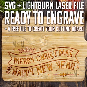 Può includere: Un tagliere in bambù con testo inciso che recita "MERRY CHRISTMAS AND HAPPY NEW YEAR". La tavola presenta anche il testo "SVG + LIGHTBURN LASER FILE READY TO ENGRAVE + A FREE FILE TO CREATE YOUR CUTTING BOARD".