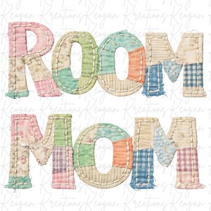 Puede incluir: Las palabras "ROOM MOM" se muestran en un estilo patchwork. Cada letra está compuesta por cuadrados de tela en varios colores pastel, incluyendo rosa, verde, azul y melocotón, cosidos con hilo color crema.
