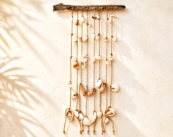 Tapiz de pared de macramé y yute con conchas marinas – Decoración costera de playa con madera a la deriva, arte bohemio con conchas marinas