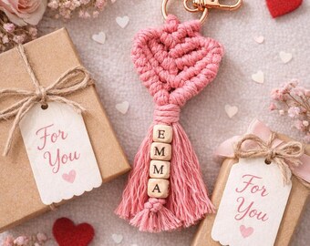 Llavero de corazón de macramé personalizado: regalo de San Valentín con nombre