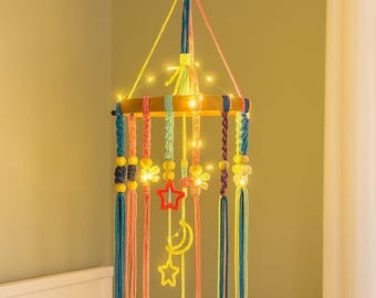 Móvil de macramé arcoíris para bebé / Decoración boho de estrellas y luna para habitación infantil