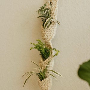 Colgador de macramé de 3 bolsillos para plantas, decoración de pared estilo bohemio, organizador de cordón de algodón natural.