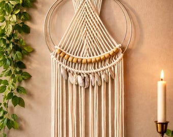 Tapiz de macramé con aro, decoración bohemia costera, conchas marinas, cuentas de madera, arte de pared largo